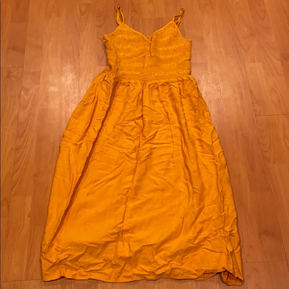 Yellow v-neck midi spaghetti-strapped summer dress